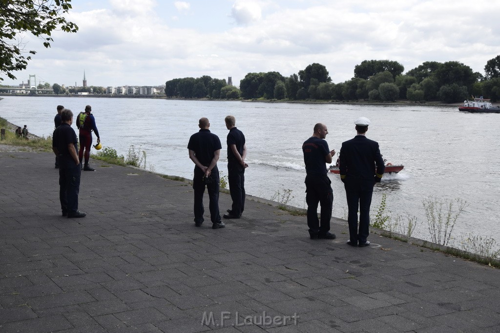 Uebung BF Taucher und Presse Koeln Zoobruecke Rhein P387.JPG - Miklos Laubert